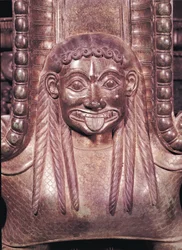 Detalhe do cabo de gorgon de um krater, do túmulo de uma princesa de bronze de Vix